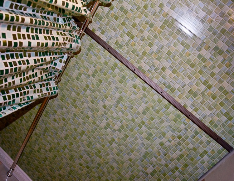 Потолок ванной, отделанный мозаикой ПВХ